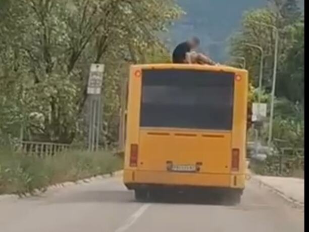 STRAVIČNA SCENA KOD PRIJEPOLJA: Dečak se vozi na krovu autobusa, popeo se kroz šiber na vozilo u pokretu (VIDEO)