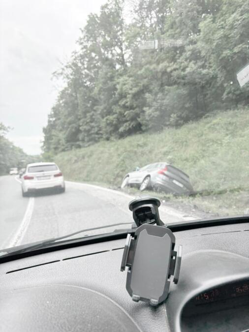 DRAMA NA FRUŠKOJ GORI! Automobil sleteo s puta kod Iriškog venca i završio u KANALU: Intervenisali vatrogasci i policija (FOTO)