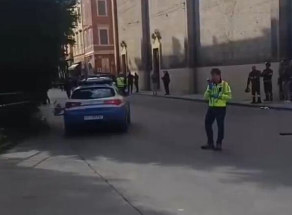 INCIDENT U ITALIJI: Automobil udario u ljude u centru grada, sedmoro povređenih! Napao prolaznika nožem dok je bežao 