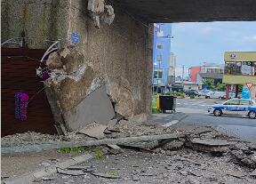 URUŠIO SE MOST NA GRANIČNOM PRELAZU GRADIŠKA: Betonski deo sa sve ogradom samo se odvalio i pao, obustavljen saobraćaj (FOTO/VIDEO))