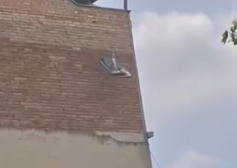 NOVOSAĐANI U ČUDU: Šut sa vrha zgrade pada direkt na ulicu, a na samo 50 metara odatle je i dečje igralište?! (VIDEO)