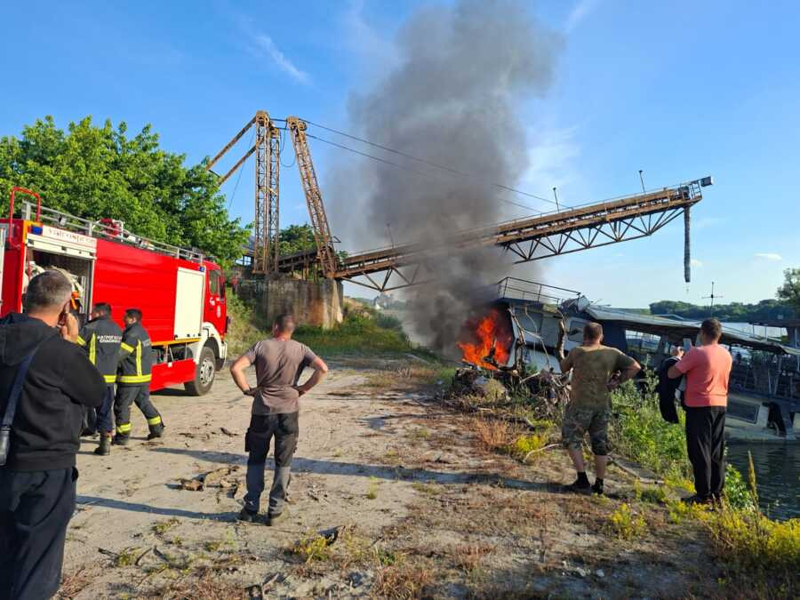 ZAPALIO SE BROD NASUKAN U APATINU: Vatrogasci se i dalje bore sa vatrom (FOTO)