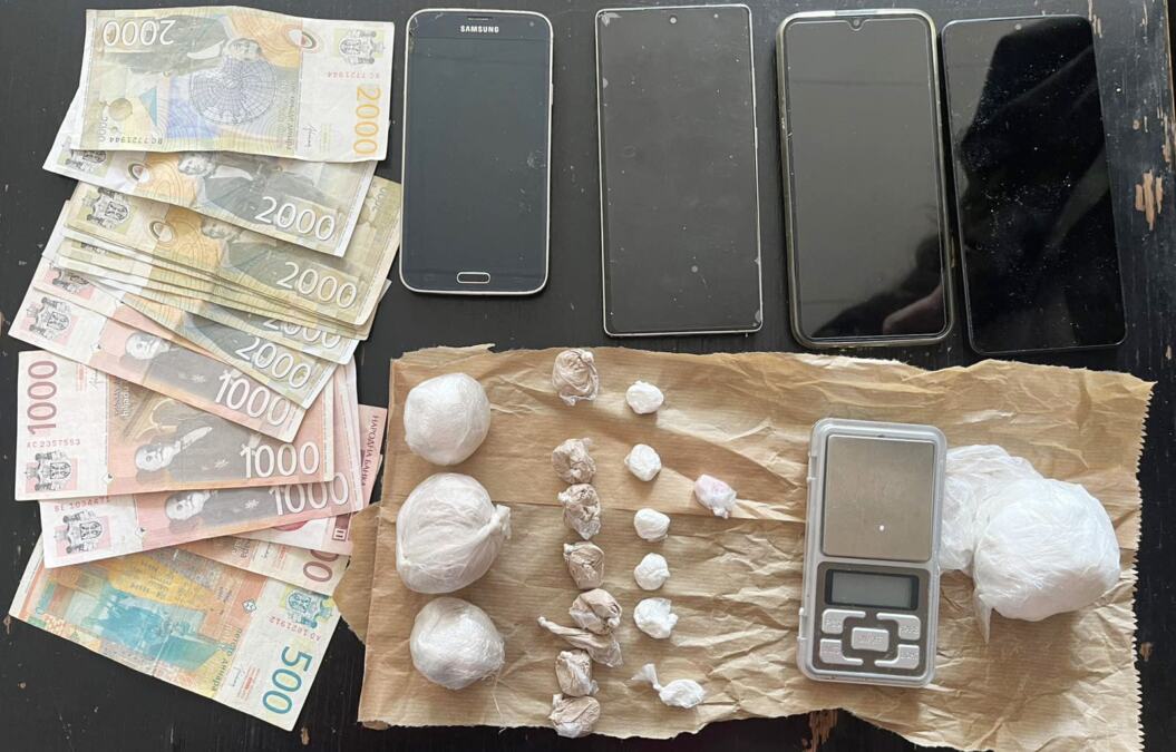 "PALA" TROJKA U BEOGRADU, MEĐU NJIMA I TINEJDŽER! U velikoj akciji uhapšeni dileri, pretresom stanova zaplenjeni droga i novac (foto)