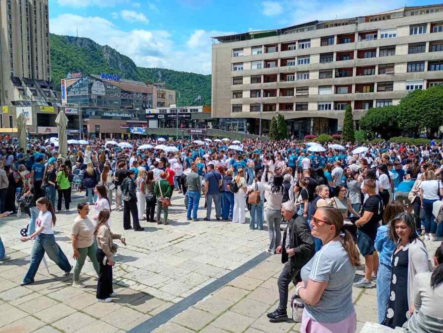 CELO UŽICE DOŠLO DA IH GLEDA, PREDIVNI PRIZORI! Zaplesala 943 maturanta, a onda je nastao haos kad je zasviralo kolce! (FOTO)