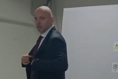 "DOŠLI STE OVDE DA UŽIVATE" NOVINARI ŽELELI DA POSTAVE PITANJA OBRADOVIĆU, ON IM ŽESTOKO ODBRUSIO! Ovako nešto se ne pamti, njegova reakcija obilazi Srbiju!