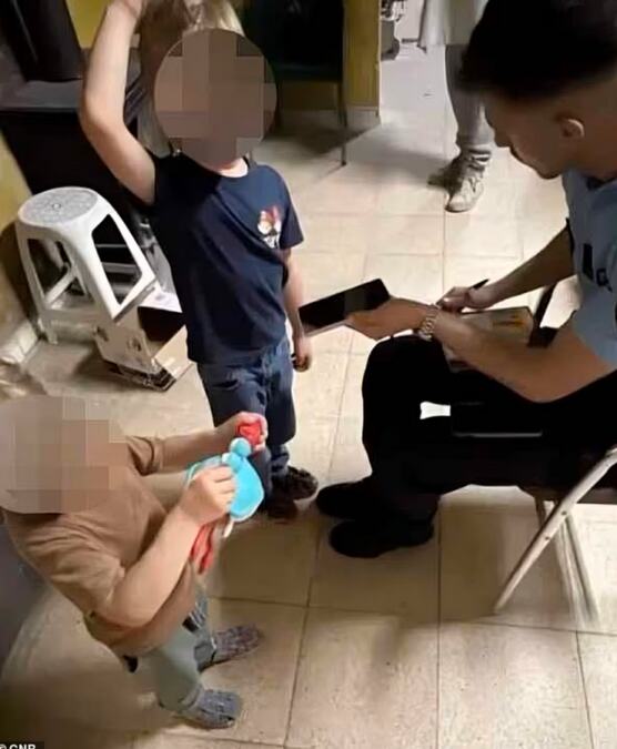 RODITELJI OSTAVILI SINOVE USRED ŠUME! Vezali im povez preko očiju, pa im zadali BIZARAN zadatak da bi se "spasili" - mališani preživeli neopisiv UŽAS (FOTO)
