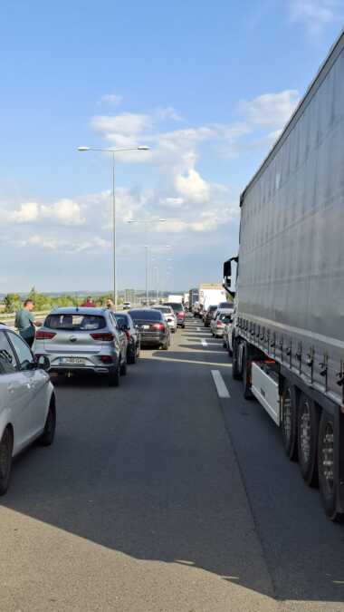 TOTALNI KOLAPS NA AUTO-PUTU U SMERU KA BEOGRADU: Kamion s cisternom potpuno izgoreo, jake vatrogasne snage upućene na teren! Sve stoji (FOTO)