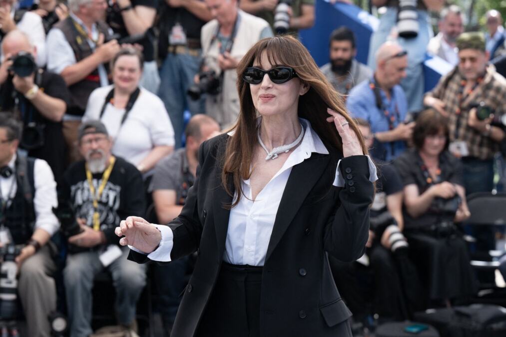 Nema joj ravne: Monika Beluči prosto ne može da izgleda loše, pojavila se u košulji u pantalonama a svi gledaju samo u nju