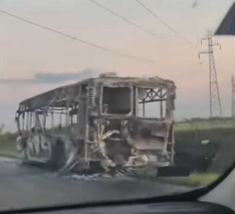 AUTOBUS U POTPUNOSTI IZGOREO, OSTALA SAMO LJUŠTURA! Strašan prizor kod Pančeva: Snimak je UŽASAN (VIDEO)