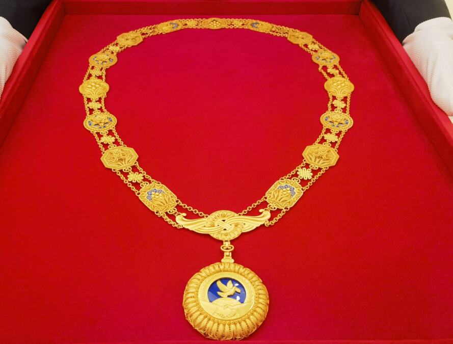 U KINI NEMA VEĆE ČASTI OD OVE MEDALJE, A SAD KRASI PREDSEDNIKA SRBIJE: Zlatno plava, na njoj golubica i mnoštvo simbola, svaki šalje duboku poruku (FOTO)