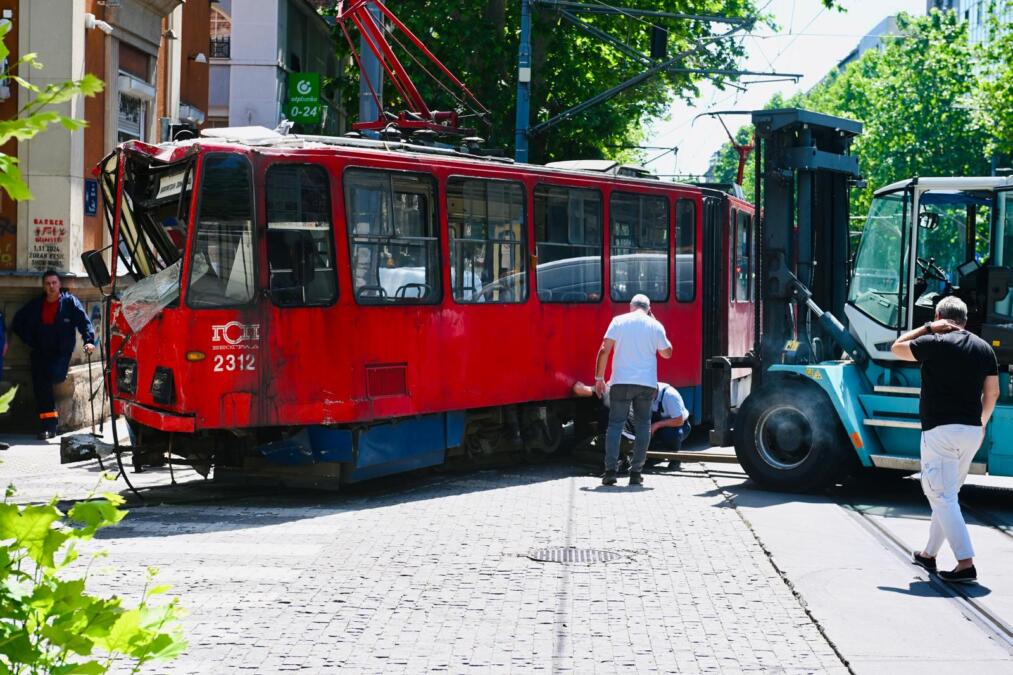 LJUDI SU VRIŠTALI, POKUŠAVALI DA IZAĐU KROZ PROZORE I NA SILU OTVARALI VRATA! Dramatične scene na Dorćolu - očevici kažu da je OVO moguć uzrok nezgode