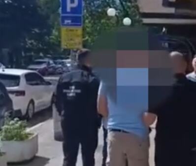 POHAPŠENI VOZAČI AUTOBUSA U NOVOM PAZARU: Osumnjičeni za krijumčarenje, skrivali tekstilnu i akciznu robu u posebno izrađenim pregradama autobusa (VIDEO)