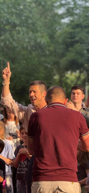 NIKOLA ROKVIĆ SNIMA SPOT U KRAJU U KOM JE ODRASTAO: Komšije i mama Slavica ga podržali