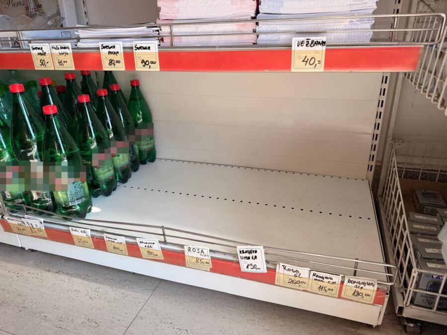PANIKA MEĐU GRAĐANIMA U ČAČKU, ZA POLA SATA PRODATI 30 PAKETA VODE Ispražnjeni rafovi u prodavnicama (FOTO)