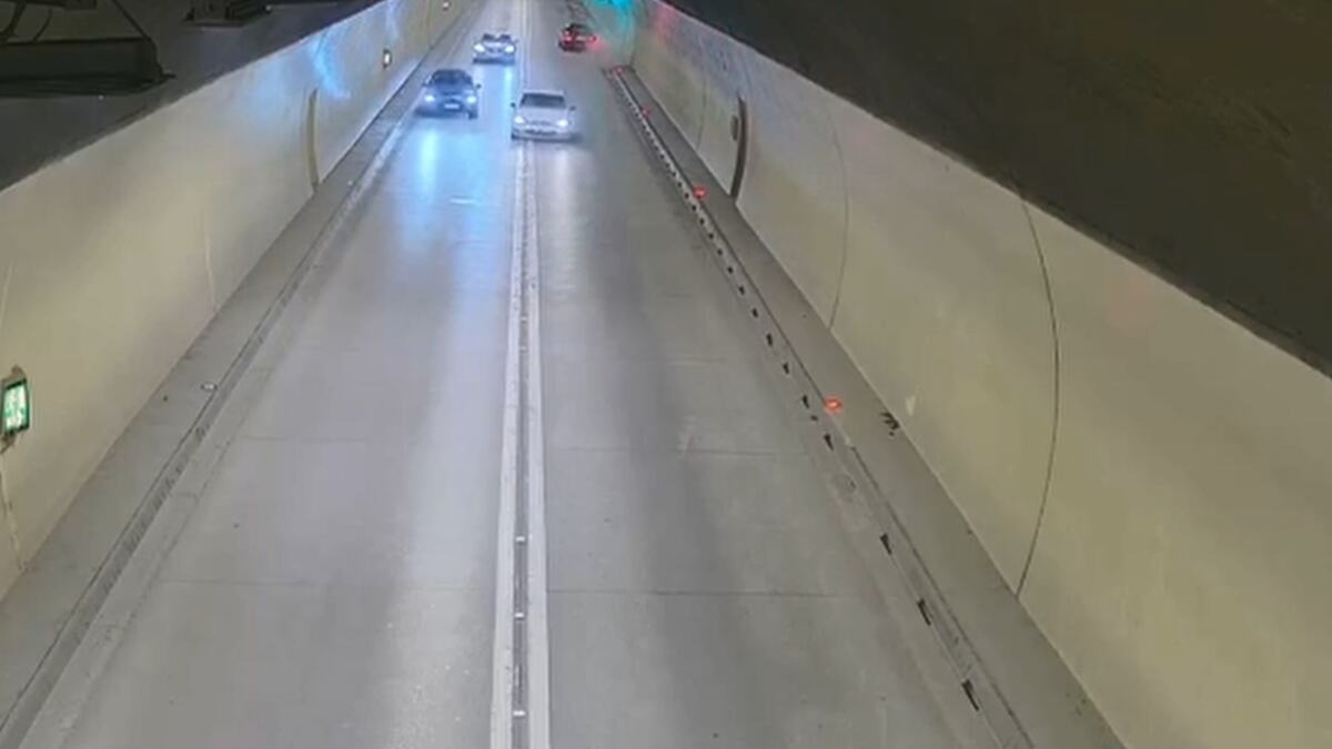 PUNOM BRZINOM PRETIČE U TUNELU! Pojavio se snimak koji LEDI KRV: To mu nije bilo dovoljno, pa je napravio i DRUGI prekršaj - tragedija izbegnuta za dlaku! VIDEO