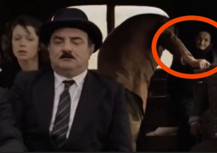 Misterija poslednjeg putnika u filmu "Ko to tamo peva": Baba sa zadnjeg sedišta je svako malo nestajala, a evo ko je ona