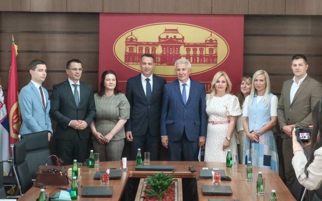 U ALEKSANDROVCUOBRAZOVNI KAMP, U BRUSU EKOLOŠKI, A U KRUŠEVCU KULTURNO-OBRAZOVNI: Potpisani ugovori o realizaciji Omladinskog kampa 2026. za decu iz dijaspore