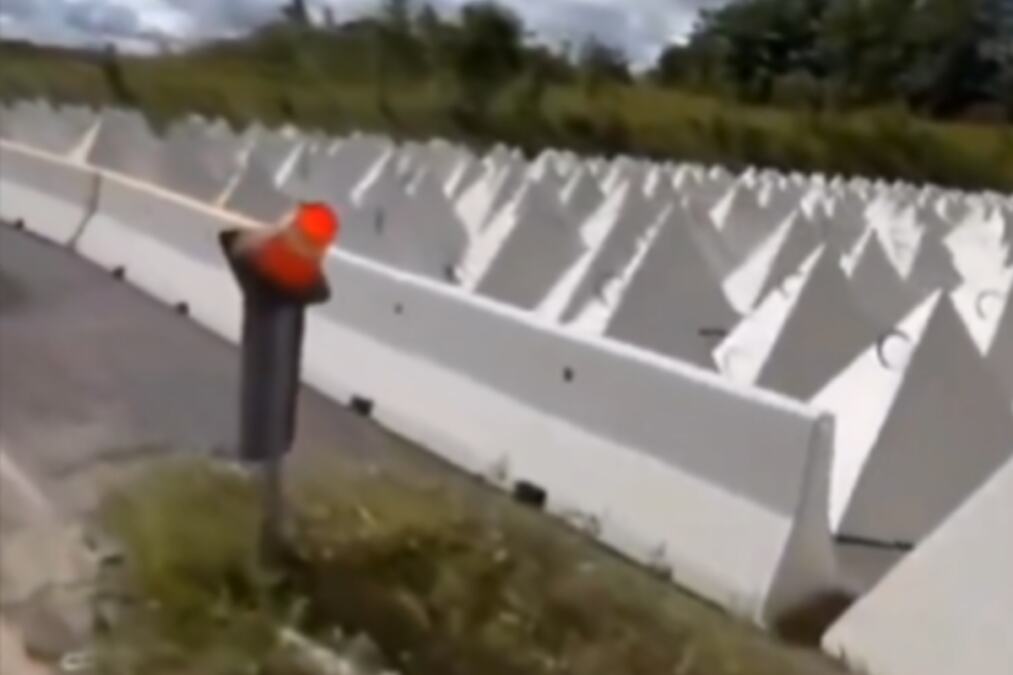 NATO DRŽAVA OČEKUJE NAPAD MOSKVE? Na granici sa Rusijom nikli ogromni "zmajevi zubi" u tri reda (FOTO/VIDEO)