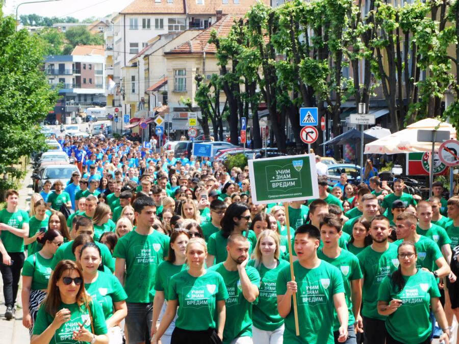 LOZNICU "OSVOJILI" MATURANTI: Održan sedmi defile "Učim, znam – vredim" (FOTO)
