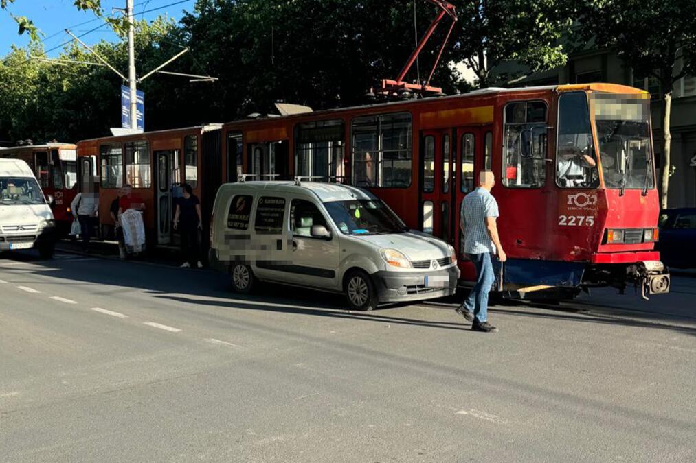 SUDARILI SE TRAMVAJ PUN PUTNIKA I AUTOMOBIL U BULEVARU KRALJA ALEKSANDRA Auto pokušao da skrene, pa se zakucao! Saobraćaj obustavljen FOTO
