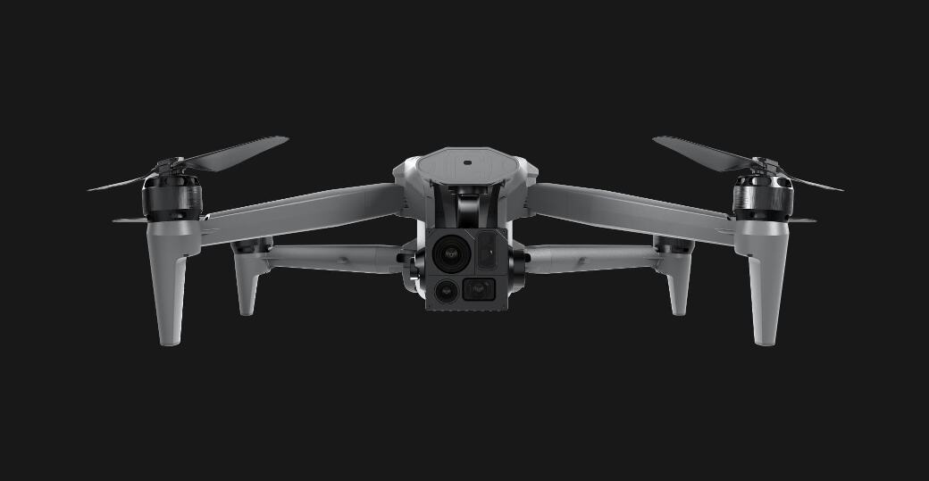 Pogledajte filmski manevar: Policijski dron magnetom oteo nož iz ruku kriminalca, pa došao robopas!