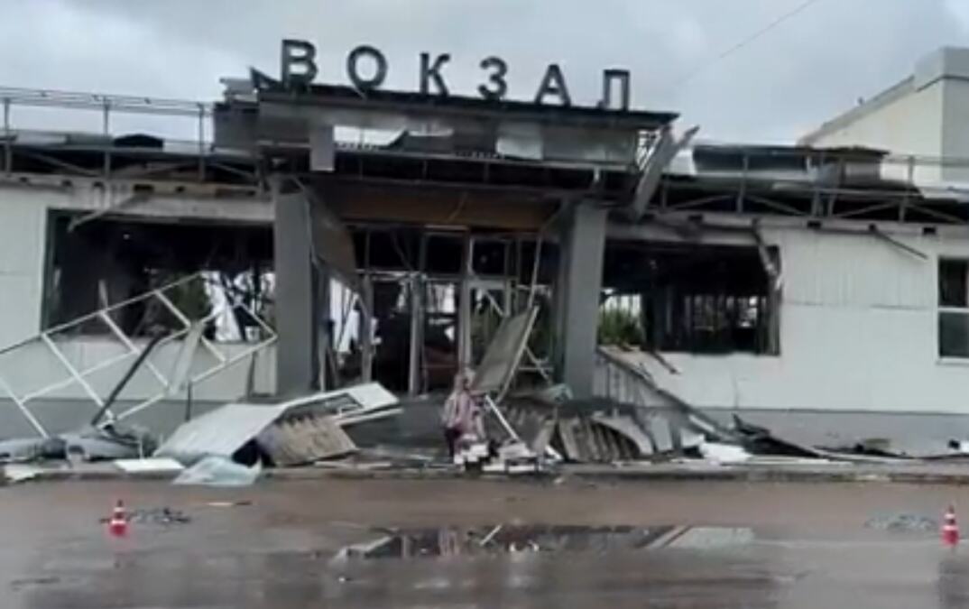 OVO SU POSLEDICE RAZARANJA NEKOLIKO DESETINA RUSKIH DRONOVA! Velika oštećenja na zgradama, građani se na vreme sklonili u bunkere (VIDEO)