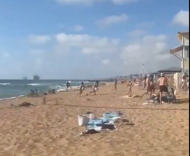 PANIKA NA PLAŽI U IZRAELU: Rakete Hezbolaha pale u more blizu kupača (VIDEO)