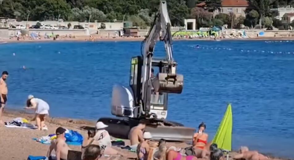 KUPAČI DOŽIVELI ŠOK NA PLAŽI U CRNOJ GORI Iskoristili toplo vreme za prvo kupanje u moru, naredna scena ih OSTAVILA BEZ REČI: "Malo su 2 oka za plakanje" VIDEO