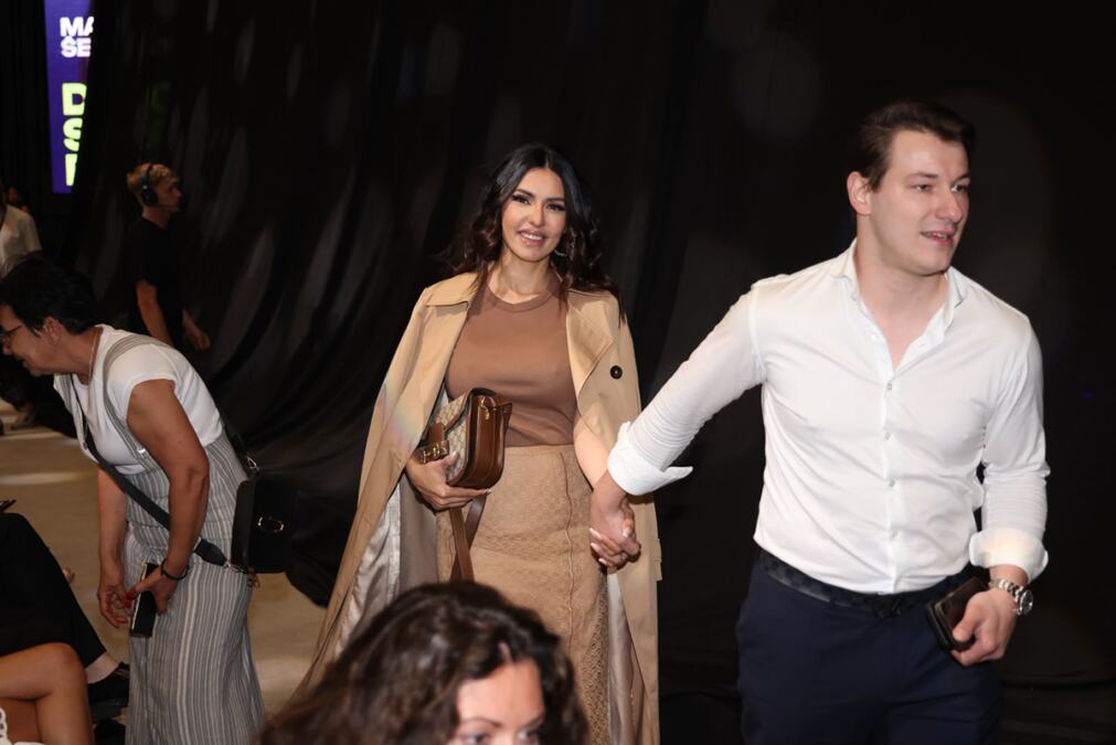 TANJA SAVIĆ NE PUŠTA RUKU VERENIKA Poznati na koncertu Marije Šerifović: Zahtevala je samo 1 stvar! Minić ove pevačice "ukrao šou", a evo ko je još tu