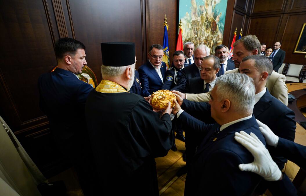 MINISTAR DAČIĆ POLOŽIO VENCE POVODOM DANA I SLAVE MUP I DANA POLICIJE: Policijska uniforma i značka su svetinja, jer bez jake policije nema jake države (FOTO)