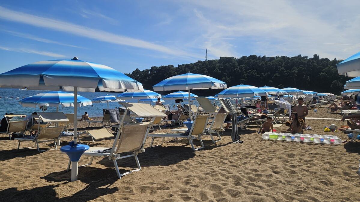 Šok prizor na popularnoj plaži u komšiluku: Roditelji uslikali zmiju na dečjem igralištu - Oglasila se struka