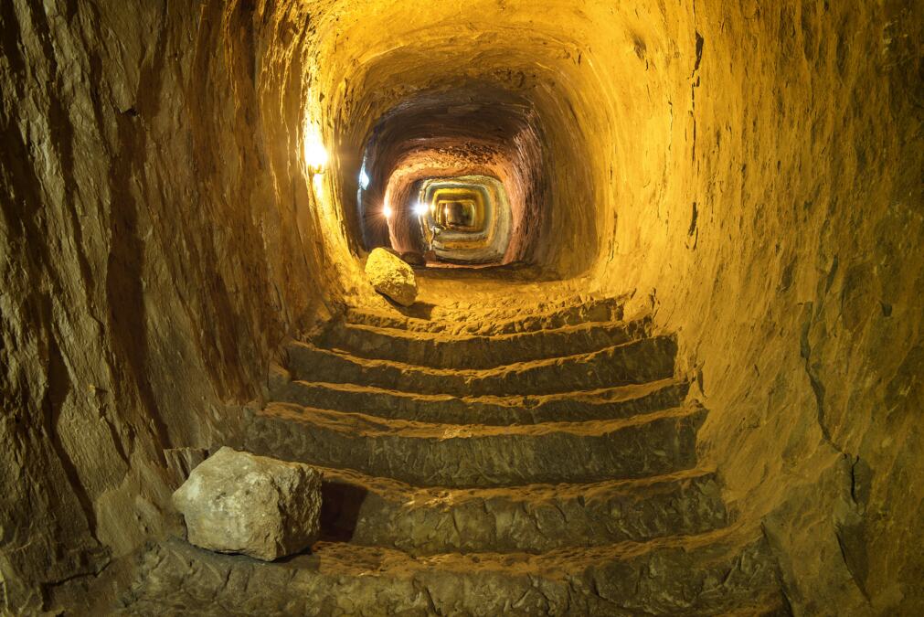 ARHEOLOZI NAŠLI TUNEL STAR HILJADAMA GODINA ISPOD JERUSALIMA Stube su vodile u podzemni mrak, a onda su ostali zapanjeni