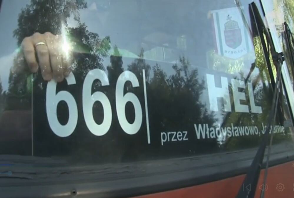 VRAĆA SE LINIJA KOJA PUTNIKE VODI PRAVO U "PAKAO"! Autobus sa "đavolskim brojem" kreće za letovalište, konzervativci besni zbog "širenja satanizma" (FOTO)