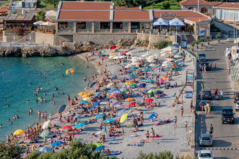 ZASPALI NA PARKINGU, KAD SU SE PROBUDILI OSTALI BEZ SVEGA Sekund ne pažnje na plažama u Crnoj Gori i postajete meta lopovima! Evo o čemu se zapravo radi