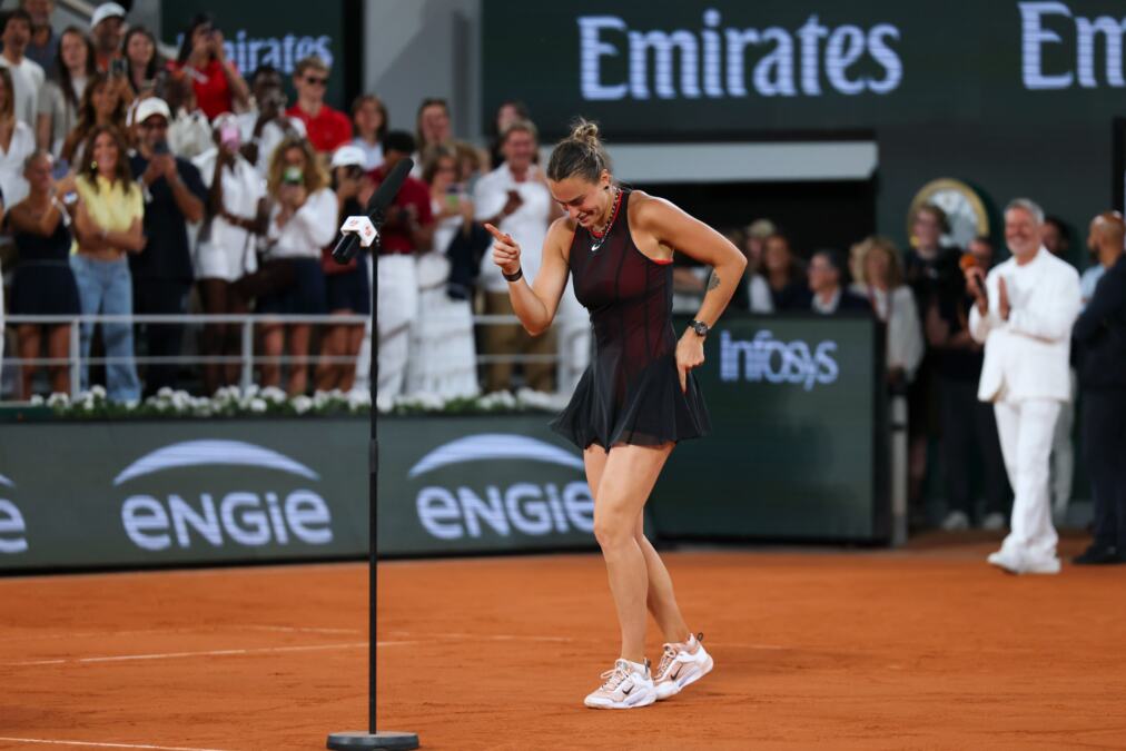 ROLAN GAROS GORI ZBOG NJE! Sabalenka zaplesala nasred terena, publika eksplodirala: Izvela legendarni "munvok" kao Majkl Džekson! (VIDEO)