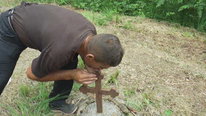 DRAGAČEVCI ČVRSTO VERUJU DA TU IPAK IMA "NEŠTO" Na ovaj dan neženje sa svih strana nagrnu u šumu u selu Kotraža jer kažu: Ko dođe... (FOTO)