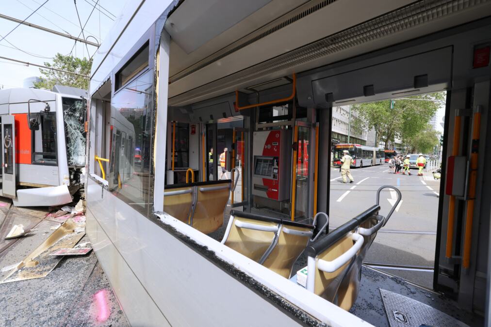 TRAMVAJ ISKOČIO IZ ŠINA U BERLINU! Povređeno 20 ljudi, među njima troje teže, objavljeni prvi snimci sa mesta udesa (VIDEO, FOTO)
