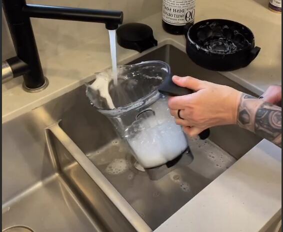 Nikad lakše pranje: Stavite ovo u prljav blender na 30 sekundi i gledajte kako skorela masnoća nestaje!