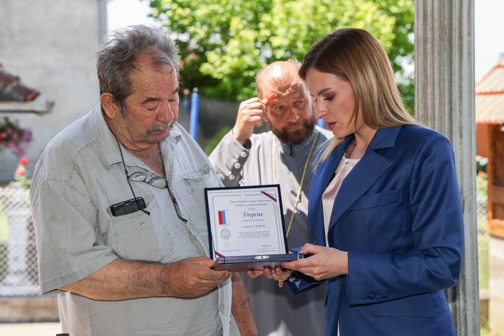 SRBIJA NE ZABORAVLJA SVOJE HEROJE! Ministarka Đurđević Stamenkovski uručila Boračku spomenicu porodici poginulog borca Slaviše Đorđevića (FOTO)