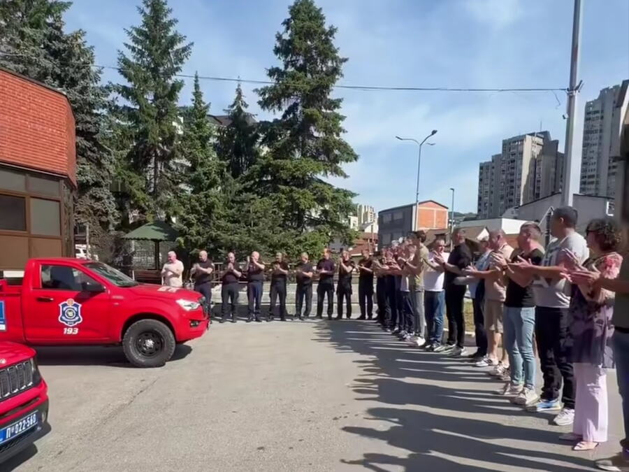 EMOTIVAN ISPRAĆAJ U PENZIJU U UŽICU! Vatrogasci u suzama ispratili Rađena posle 31 godine službe (FOTO)