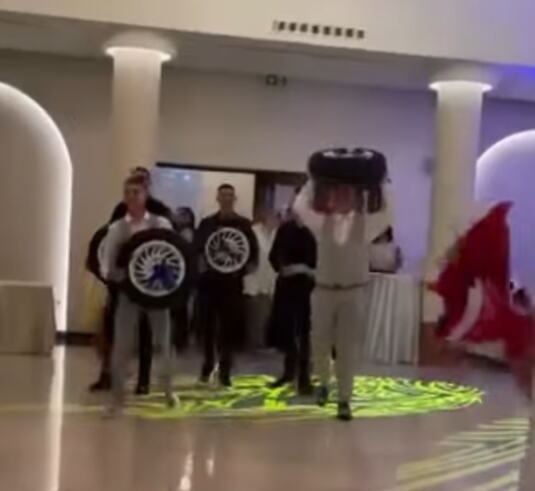 SVI NOSE PO JEDNU DOK ULAZE U SALU, A ONDA... SMEH! Maturanti srednje škole u Čačku priredili razrednom nesvakidašnji poklon za kraj: O ovome pričaju SVI!