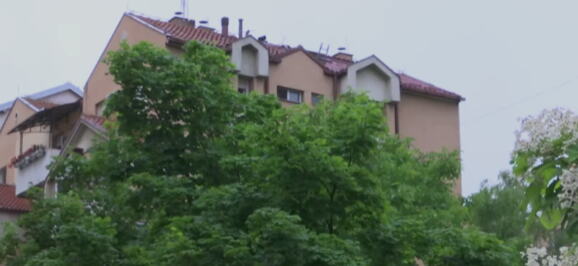 PLANUO KROV ZGRADE NA BEŽANIJSKOJ KOSI U GLUVO DOBA NOĆI: Stanari hitno evakuisani zbog požara (FOTO)