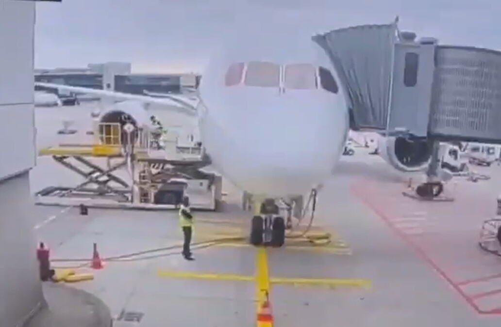 NEVEROVATAN INCIDENT NA AERODROMU U FRANKFURTU! Pogledajte šta se desilo sa avionom, ovo do sada nije viđeno (VIDEO)