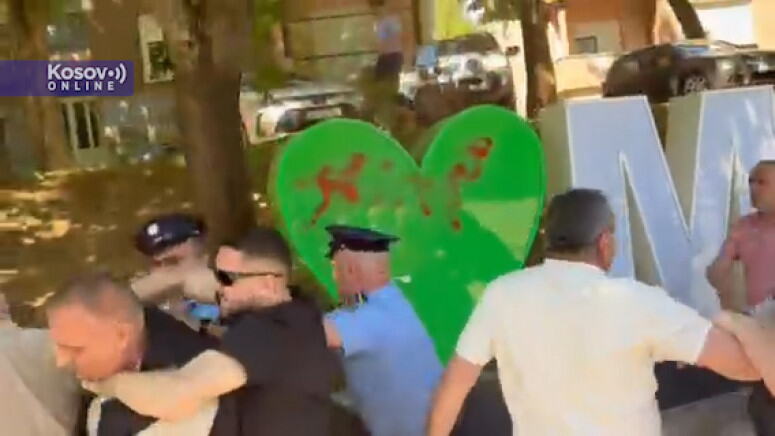 HAOS U SEVERNOJ MITROVICI, UHAPŠENI SRPSKI ČELNICI GRADA! Policija odgurala i privela gradonačelnika, Milan Radojević poručio: "Očekujem svašta!" (VIDEO)