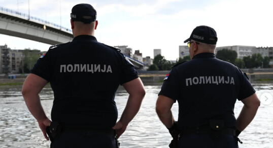 NOVOSADSKI POLICAJCI U POSLEDNJEM TRENUTKU SPASILI ČOVEKA! Sekunde delile od tragedije, usledila dramatična akcija spasavanja na Dunavu (foto)