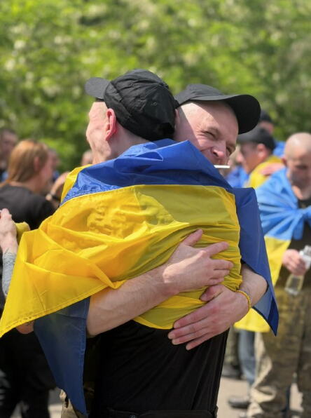 JEZA, ŠOK I SUZE RADOSNICE: Legendarni branioci Mariupolja se vratili kući, ove fotografije ukrajinskih heroja govore više od reči! (FOTO)