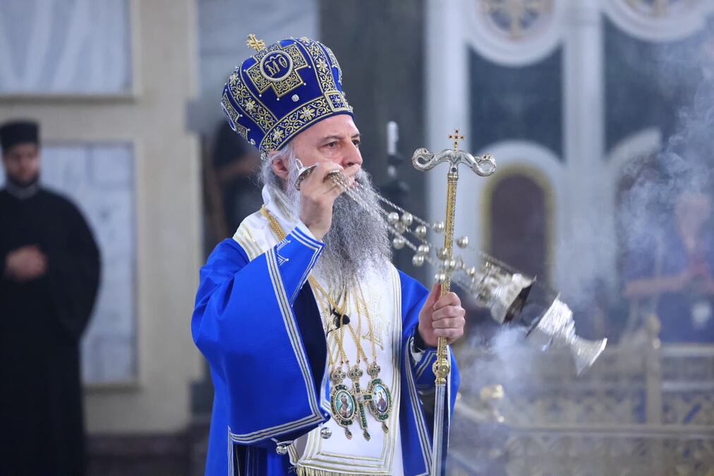 Plava odežda patrijarha Porfirija privukla pažnju tokom ispraćaja Časnog pojasa Presvete Bogorodice: Nosi se veoma retko, a evo šta simboliše (FOTO)