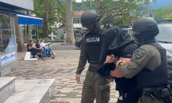 SKANDAL U REDOVIMA POLICIJE: Uzimali mito, pa stavili kapuljače! Pogledajte kako su uhapšeni policajci iz Velike Kladuše bežali od kamera! (VIDEO)