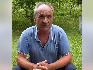 "ONE SE SUNČAJU, JA LEGNEM PORED NJIH" Simeon živi sa 13 zmi