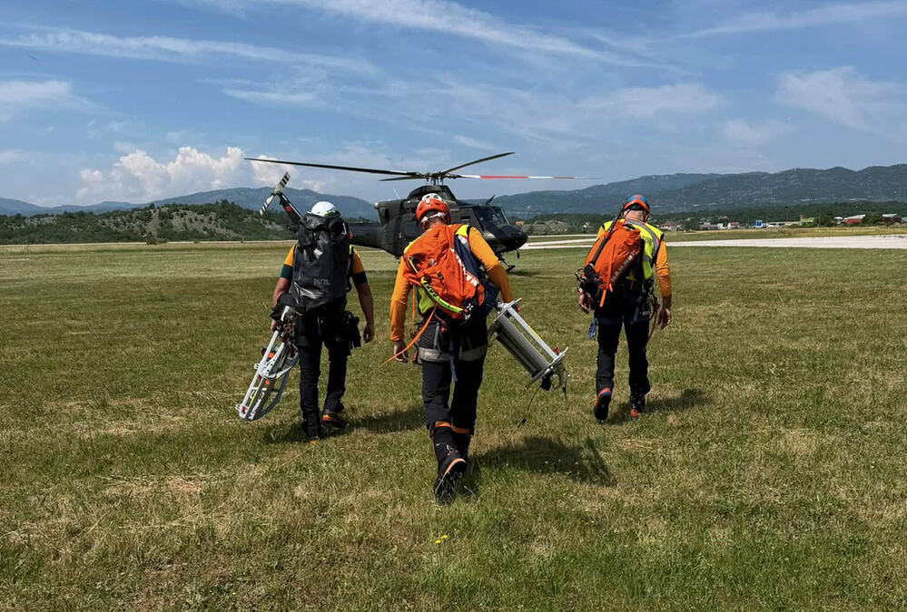 NEVIĐENA BAHATOST NA PROKLETIJAMA: Poljski turisti prijavili da su zaglavljeni u steni, spasioci pošli u akciju po lošim uslovima i zatekli ih NA LIVADI